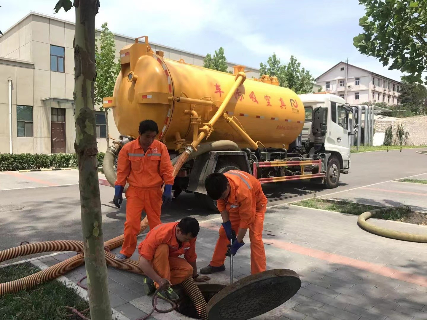 坊子管道疏通车停在窨井附近