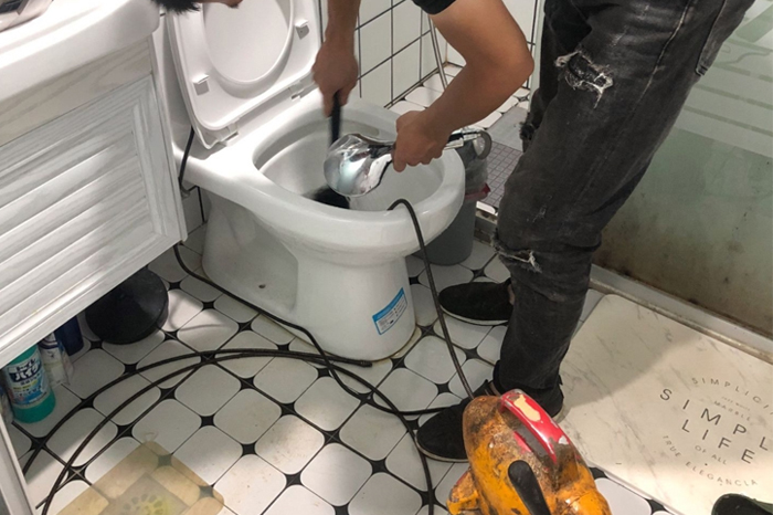 坊子马桶堵塞自己疏通还是找师傅?专业上门服务让你省时更省心